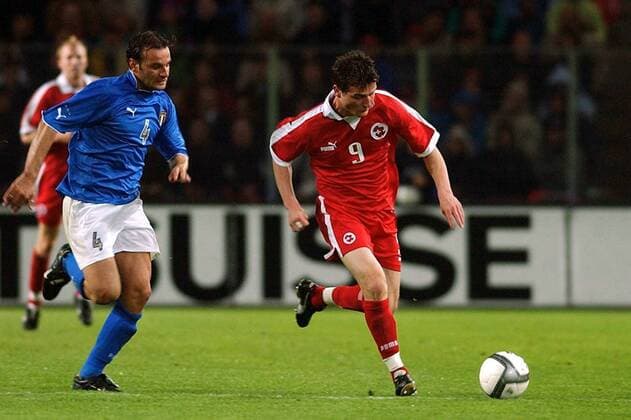 Alexander Frei (re., Schweiz) gegen Cristiano Zanetti (Italien) Fußball Länderspiel Herren Freundschaftsspiel 2003, Nationalmannschaft, Nationalteam, Länderspiel, Test, Testspiel, Vdig Gruppe Genf Dynamik,