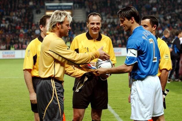 Die Kapitäne Christian Panucci (re., Italien) und Torwart Jörg Stiel (li., Schweiz) begrüßen sich unter den Augen von FIFA-Schiedsrichter Damien Ledentu (Frankreich) Fußball Länderspiel Herren Freundschaftsspiel 2003, Nationalmannschaft, Nationalteam, Länderspiel, Test, Testspiel, Vdig Gruppe Genf Kameradschaft,