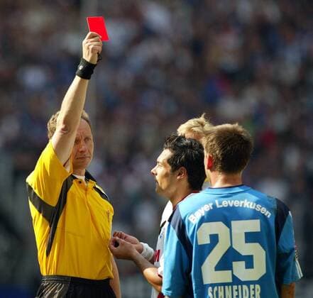 Schiedsrichter Hellmut Krug zeigt Bernd Schneider (Leverkusen) die rote Karte Fußball 1. BL Herren Saison 2002 2003, Hamburger SV - Bayer 04 Leverkusen 4:1 Gruppe Hamburg