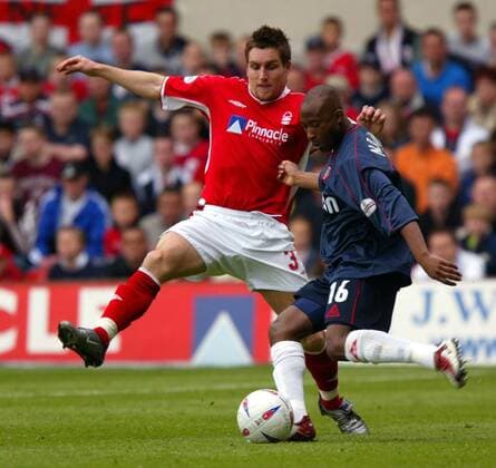 Jim Brennan (Nottingham, li.) gegen Peter Ndlovu (Sheffield) Fußball Herren English First Division 2002 2003, 2. Englische Liga, Aufstiegsrunde, Aufstiegsspiel, Relegation Gruppe Nottingham Dynamik,