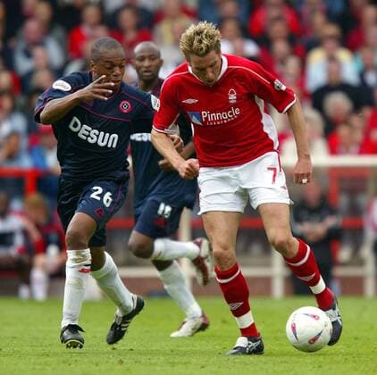 Darren Huckerby (Nottingham) gegen Mark Rankine (Sheffield United) Fußball Herren English First Division 2002 2003, 2. Englische Liga, Aufstiegsrunde, Aufstiegsspiel, Relegation Gruppe Nottingham Dynamik,