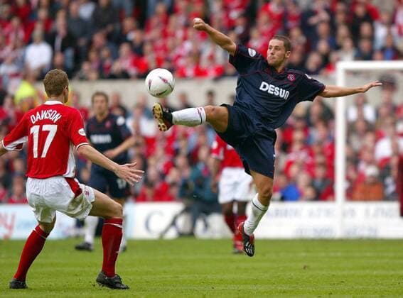 Michael Brown (Sheffield United) vor Michael Dawson (Nottingham) am Ball Fußball Herren English First Division 2002 2003, 2. Englische Liga, Aufstiegsrunde, Aufstiegsspiel, Relegation Gruppe Nottingham Dynamik,