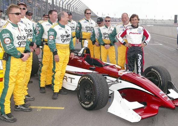 Alessandro Zanardi (re., Italien Conquest Racing) bei seiner Rückkehr an den Lausitzring zusammen mit Helfern: Als der Pilot 2001 durch einen lebensgefährlichen Unfall beide Beine verlor, waren sie als Erste zur Stelle und leisteten Hilfe Motorsport Grand Prix Herren FedEx Championship Series 2003, Großer Preis von Deutschland, German 500, Indycar, Indy-Car, Totale Eurospeedway, Lausitzring Klettwitz Lausitz