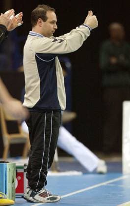 Trainer Bob Hanning (Hamburg) - thumbs up Handball 1. BL Herren Saison 2002 2003, HSV Hamburg Einzelbild Hamburg