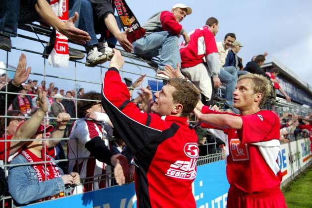 Steffen Baumgart (li.) und Ronny Nikol (beide Union) bedanken sich bei den Fans Fußball 2. BL Herren Saison 2002 2003, Lübeck - 1. FC Union Berlin 0:1, Vdig Gruppe Lübeck Begeisterung, Freude,
