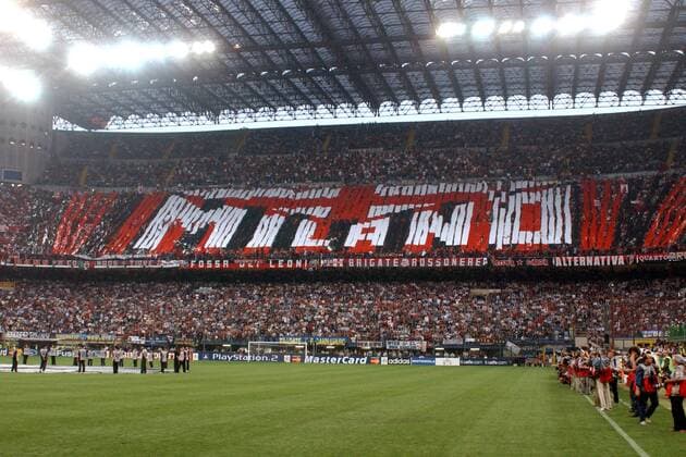 Milano-Schriftzug im Milan-Fanblock Fußball EC 1 Herren Champions League 2002 2003, Halbfinale, AC Mailand Totale Mailand