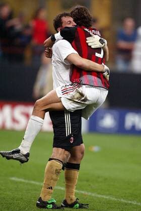 Torwart Christian Abbiati (li.) und Paolo Maldini (beide Milan) - Schlussjubel Fußball EC 1 Herren Champions League 2002 2003, AC Mailand, Halbfinale, Vdig Gruppe Mailand Begeisterung, Freude,