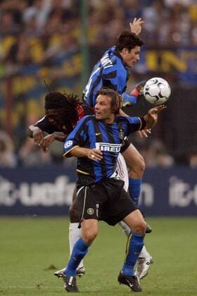 Clarence Seedorf (Milan, Mitte) gegen Javier Zanetti (vorn) und Cristiano Zanetti (beide Inter) Fußball EC 1 Herren Champions League 2002 2003, Halbfinale, Internazionale Mailand - AC Mailand 1:1 Gruppe Mailand Dynamik,