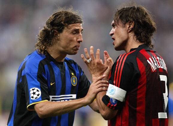 Hernan Crespo (Inter, li.) und Paolo Maldini (Milan) im Disput Fußball EC 1 Herren Champions League 2002 2003, Halbfinale, Internazionale Mailand - AC Mailand 1:1 Gruppe Mailand