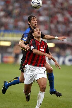 Alessandro Nesta (Milan, vorn) gegen Marco Materazzi (Inter) Fußball EC 1 Herren Champions League 2002 2003, Halbfinale, Internazionale Mailand - AC Mailand 1:1, Derby, Stadtderby Gruppe Mailand Dynamik,