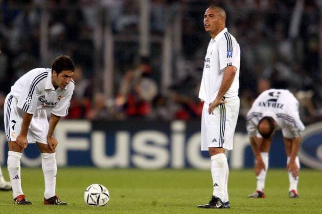 Raul Gonzalez (li.) und Ronaldo (beide Real) enttäuscht Fußball EC 1 Herren Champions League 2002 2003, Halbfinale, Turin - Real Madrid 3:1, Vdig Gruppe Turin Enttäuschung,