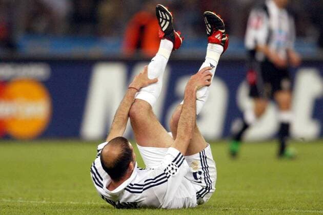 Zinedine Zidane (Real) lässt sich auf den Boden fallen Fußball EC 1 Herren Champions League 2002 2003, Halbfinale, Turin - Real Madrid 3:1, Vdig Einzelbild Turin