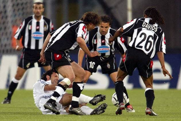 Tacchinardi (li.), Del Piero (Mitte) und Edgar Davids (alle Juve) stoppen den am Boden liegenden Luis Figo (Real) Fußball EC 1 Herren Champions League 2002 2003, Halbfinale, Juventus Turin - Real Madrid 3:1, Vdig Gruppe Turin Dynamik, Kampf