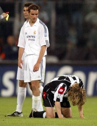 Pavel Nedved (Juve) am Boden zerstört - nach Erhalt der gelben Karte ist er für das Finalspiel gesperrt; Ivan Helguera (dahinter, Real) schaut verächtlich auf ihn herab Fußball EC 1 Herren Champions League 2002 2003, Halbfinale, Juventus Turin - Real Madrid 3:1, Vdig Gruppe Turin Unterwerfung Enttäuschung, Verzweiflung