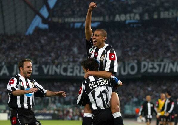 David Trezeguet (hinten), lässt sich in den Armen von Del Piero feiern, li. Alessandro Birindelli (alle Juve) - Torjubel Fußball EC 1 Herren Champions League 2002 2003, Halbfinale, Juventus Turin, Vdig Gruppe Turin Freude,