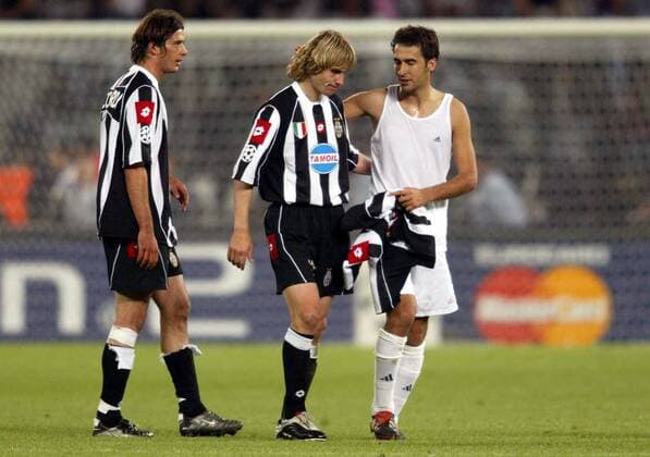Raul Gonzalez (Real, re.) tröstet Pavel Nedved (Juve), der für das Finalspiel gesperrt ist, li.: Tacchinardi (Juve) Fußball EC 1 Herren Champions League 2002 2003, Halbfinale, Juventus Turin - Real Madrid 3:1, Vdig Gruppe Turin Kameradschaft, Enttäuschung,