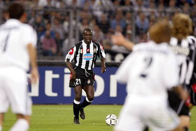 Lilian Thuram (Juve) am Ball Fußball EC 1 Herren Champions League 2002 2003, Halbfinale, Juventus Turin Einzelbild Turin  