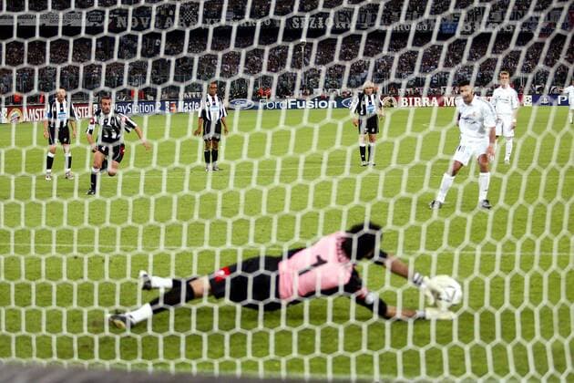 Torwart Gianluigi Buffon (vorn, Juve) pariert den Elfmeter von Figo (re., Real) Fußball EC 1 Herren Champions League 2002 2003, Halbfinale, Juventus Turin - Real Madrid 3:1 Gruppe Turin Dynamik,  