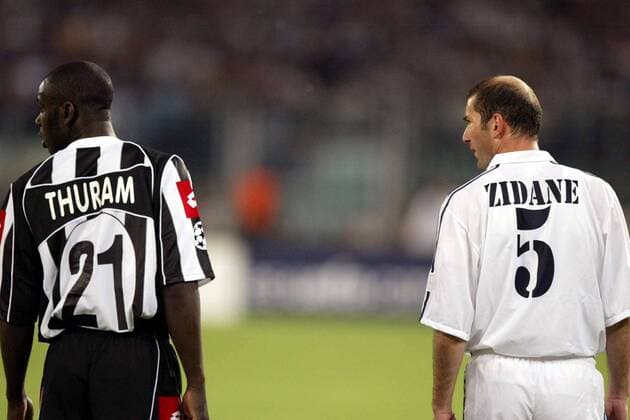 Lilian Thuram (li., Juve) und Landsmann Zinedine Zidane (Real): Zwei Franzosen in zwei unterschiedlichen Vereinen haben dasselbe Ziel anvisiert Fußball EC 1 Herren Champions League 2002 2003, Halbfinale, Juventus Turin - Real Madrid 3:1 Gruppe Turin  