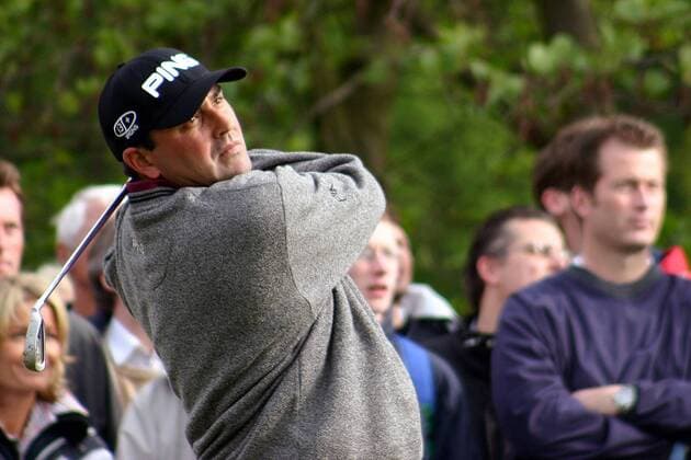 Angel Cabrera (Argentinien) schaut seinem Schlag hinterher Golf Herren Deutsche Bank SAP Open 2003, Golfen Einzelbild Gut Kaden Hamburg Alveslohe