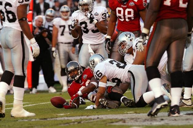 Running Back Michael Pittman (Tampa Bay Buccaneers, li.) ist von Safety Rod Woodson (Oakland Raiders) getackelt worden American Football Herren NFL 2002 2003, Super Bowl XXXVII, Superbowl, Finale, Endspiel Gruppe San Diego Kalifornien