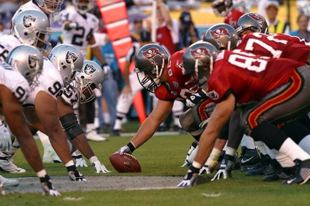 Center Jeff Christy (Tampa Bay Buccaneers, 62) steht Defensive Tackle Rod Coleman (57, Oakland Raiders) an der Line of scrimmage gegenüber American Football Herren NFL 2002 2003, Super Bowl XXXVII, Superbowl, Finale, Endspiel Gruppe San Diego Kalifornien Spannung,
