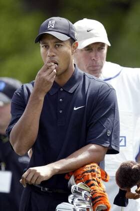 Eldrick Tiger Woods (USA) stärkt sich Golf Herren Deutsche Bank SAP Open 2003, Golfen, Vdig Einzelbild Gut Kaden Hamburg Alveslohe
