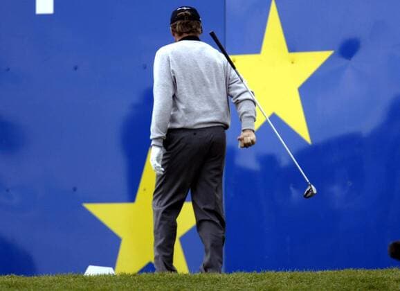 Bernhard Langer (Deutschland) wirft wütend seinen Schläger weg Golf Herren Deutsche Bank SAP Open 2003, Golfen, Vdig Einzelbild Gut Kaden Hamburg Alveslohe Wut,