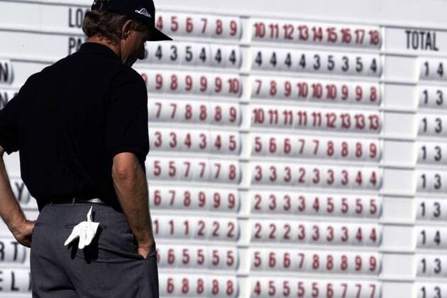 Bernhard Langer (Deutschland) enttäuscht vor der Anzeigetafel Golf Herren Deutsche Bank SAP Open 2003, Golfen, Vdig Einzelbild Gut Kaden Hamburg Alveslohe Enttäuschung,
