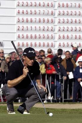 Bernhard Langer (Deutschland) sucht die Ideallinie auf dem Green Golf Herren Deutsche Bank SAP Open 2003, Golfen, Vdig Einzelbild Gut Kaden Hamburg Alveslohe