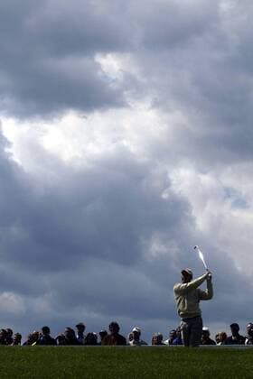 Golfspieler unbeeindruckt von der bedrohlichen Wolkenformation Golf Herren Deutsche Bank SAP Open 2003, Golfen, Vdig Totale Gut Kaden Hamburg Alveslohe
