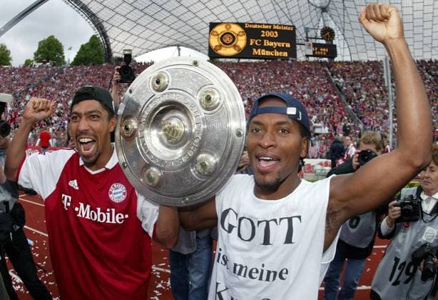 Fußball, FC Bayern München, Deutscher Meister 2003 Ze Roberto (re.) und Giovane Elber (beide Bayern) präsentieren stolz die Meisterschale Fußball 1. BL Herren Saison 2002 2003, FC Bayern München, Deutscher Meister, Deutsche Meisterschaft, Meisterfeier Gruppe München Begeisterung, Freude,