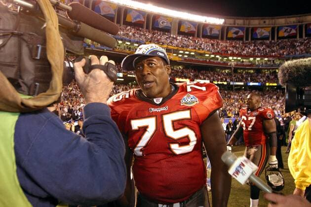Tackle Lomas Brown (Tampa Bay Buccaneers) im Fernsehinterview American Football Herren NFL 2002 2003, Superbowl XXXVII, Super Bowl, Finale, Endspiel, Tampa Bay Buccaneers Einzelbild San Diego Kalifornien