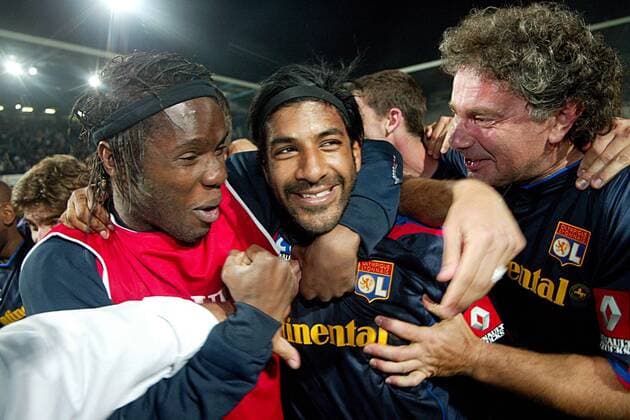 Pegguy Luyindula (li.), Vikash Dhorasoo (Mitte) und Torwarttrainer Joel Bats (alle Lyon) - Schlußjubel Fußball Herren Ligue Une 2002 2003, 1. Französische Liga, Montpellier - Olympique Lyonnais 1:1, OL, Vdig Gruppe Montpellier Freude, Begeisterung,  