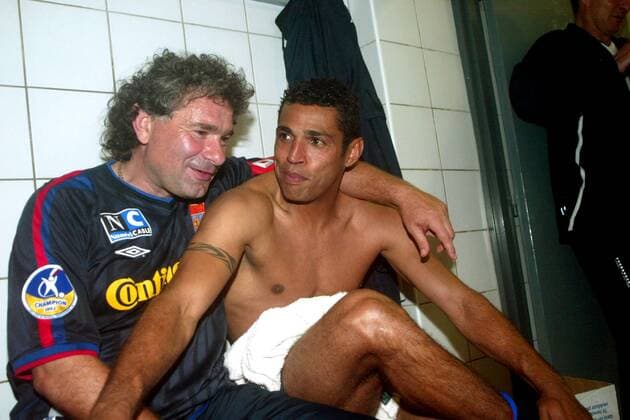 Sonny Anderson (re.) und Torwarttrainer Joel Bats (beide Lyon) feiern in der Kabine die Titelverteidigung Fußball Herren Ligue Une 2002 2003, 1. Französische Liga, Montpellier - Olympique Lyonnais 1:1, OL, Vdig Gruppe Montpellier Freude,  
