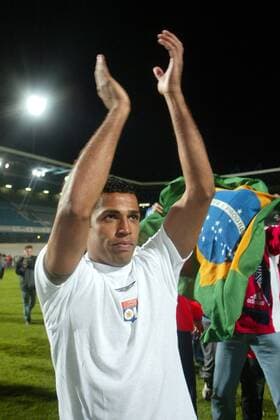 Sonny Anderson (Lyon) bedankt sich bei den Anhängern Fußball Herren Ligue Une 2002 2003, 1. Französische Liga, Montpellier - Olympique Lyonnais 1:1, OL, Vdig Einzelbild Montpellier Freude,  