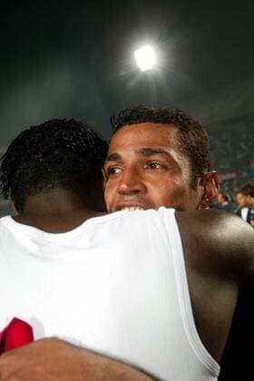 Sonny Anderson (Lyon) umarmt einen Mannschaftskollegen Fußball Herren Ligue Une 2002 2003, 1. Französische Liga, Montpellier - Olympique Lyonnais 1:1, OL, Vdig Gruppe Montpellier Harmonie Freude,  