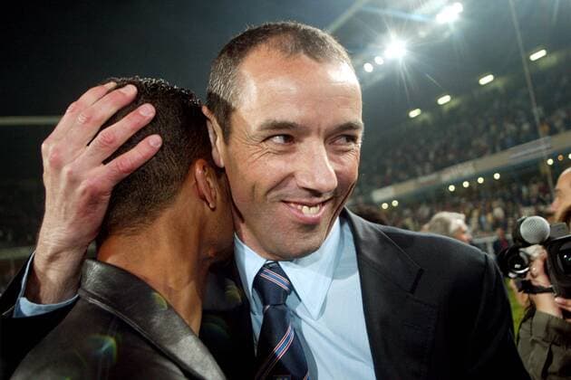 Trainer Paul Le Guen (Lyon) nimmt väterlich einen seiner Schützlinge in den Arm und freut sich über die Titelverteidigung Fußball Herren Ligue Une 2002 2003, 1. Französische Liga, Montpellier - Olympique Lyonnais 1:1, OL, Vdig Gruppe Montpellier Harmonie, Freude,  