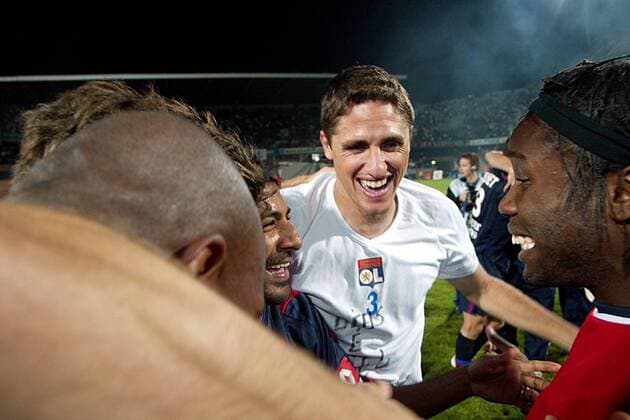 Edmilson (hinten), Pegguy Luyindula (re.) und Dhorasoo (alle Lyon) feiern im Kreise der Kollegen die Titelverteidigung Fußball Herren Ligue Une 2002 2003, 1. Französische Liga, Montpellier - Olympique Lyonnais 1:1, OL, Vdig Gruppe Montpellier Freude, Begeisterung,  
