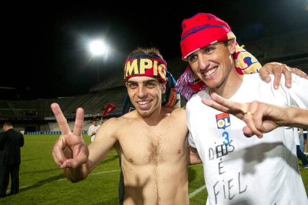 Edmilson (re.) und Juninho (beide Lyon) - Victory-Zeichen für die Titelverteidigung Fußball Herren Ligue Une 2002 2003, 1. Französische Liga, Montpellier - Olympique Lyonnais 1:1, OL, Vdig Gruppe Montpellier Freude, Begeisterung,  