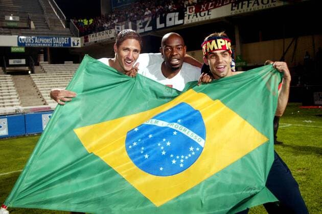 Die brasilianische Connection aus Lyon, v. li.: Edmilson, Claudio Cacapa und Juninho feiern mit ihrer Landesfahne die Titelverteidigung Fußball Herren Ligue Une 2002 2003, 1. Französische Liga, Montpellier - Olympique Lyonnais 1:1, OL, Vdig Gruppe Montpellier Freude,  