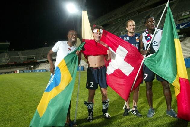 Lyoner Multi-Kulti auf Siegeszug v.li.: Claudio Cacapa (Brasilien), Eric Deflandre (Belgien), Patrick Müller (Schweiz) und Mahamadou Diarra (Mali) feiern die Titelverteidigung in der französischen Meisterschaft Fußball Herren Ligue Une 2002 2003, 1. Französische Liga, Montpellier - Olympique Lyonnais 1:1, OL, Vdig Gruppe Montpellier Freude,  