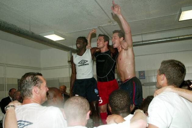 Lautstarke Meisterfeier in der Kabine von Lyon oben v.li.: Mahamadou Diarra, Torwart Remy Vercoutre und Eric Deflandre geben die Stimmungsmacher nach der erfolgreichen Titelverteidigung Fußball Herren Ligue Une 2002 2003, 1. Französische Liga, Montpellier - Olympique Lyonnais 1:1, OL, Vdig Totale Montpellier, Kabinenfeier Freude, Begeisterung,  