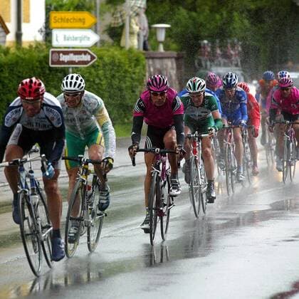 Erik Zabel (3. v. li., Deutschland Team Telekom) im Peloton Radsport Herren Bayern-Rundfahrt 2003, Straßenradsport, Rad, Straße, 1. Etappe, Grassau - Reit im Winkl Gruppe Bayernrundfahrt