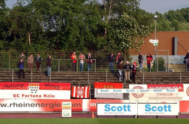 Fußball, Stadiongeschichte SC Fortuna Köln Nur noch wenige Fortuna-Fans finden den Weg in das Kölner Südstadion, seitdem der sportliche Niedergang den Verein bis in die Oberliga geführt hat Fußball Herren Oberliga Nordrhein 2002 2003, SC Fortuna Köln, 4. Liga Totale Köln