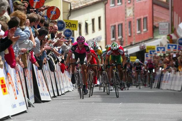 Erik Zabel (Deutschland Team Telekom, li.) führt am Anstieg zum Ziel Radsport Herren Bayern-Rundfahrt 2003, Bayernrundfahrt Straßenradsport, Straße, Rad Totale 4. Etappe: Plattling - Grafenau