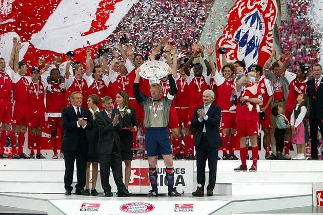 Torwart Oliver Kahn (Bayern) präsentiert mit seinem Team die Meisterschale - Teamchef Rudi Völler (re.), Werner Hackmann (Präsident der deutschen Fußball Liga, vorn, 2. li.) und DFB-Präsident Gerhard Mayer-Vorfelder (vorn li.) klatschen Beifall Fußball 1. BL Herren Saison 2002 2003, FC Bayern München, Meisterfeier, Deutscher Meister, Meisterschaft, Podest, Vdig Totale Siegerehrung, Podium, Podest München Freude,