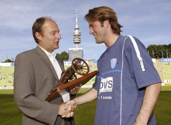 Thomas Christiansen (Bochum) bekommt vom stellvertretenden Chefredakteur Klaus Smentek (Deutschland) die Kicker-Torjägerkanone 2002 2003 überreicht Fußball 1. BL Herren Saison 2002 2003, München - VfL Bochum 2:4 Gruppe Torjäger Torschützenkönig München