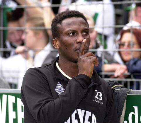 Lawrence Aidoo (Gladbach) bittet um Ruhe Fußball 1. BL Herren Saison 2002 2003, Borussia Mönchengladbach Einzelbild Mönchengladbach Ruhe,