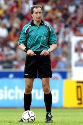 Schiedsrichter Dr. Hellmut Krug vor seinem letzten Spiel Fußball 1. BL Herren Saison 2002 2003 Einzelbild Stuttgart Skepsis,